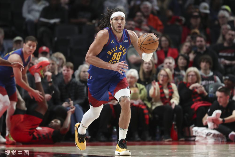 露出对两名 露出对两名