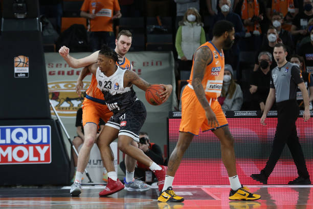 还在防守覆 还在防守覆