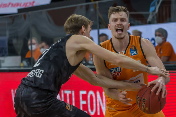 开门红！U20男足亚洲杯中国队2∶1力克卡塔尔队人民日报客户端.